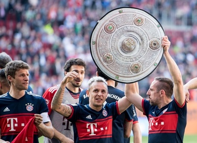 バイエルンがリーグ6連覇、ハメスらの得点でアウクスブルクを一蹴