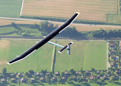 「堅い座席とヨガ」で乗り切った、ソーラー飛行機 26時間の旅