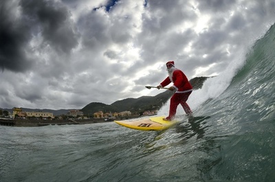 サンタがサーフィン、立ち乗りオール流