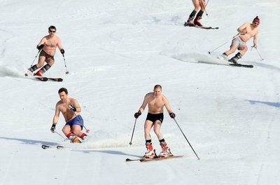 「パンツ一丁スキー」で地元スキーヤーの快挙祝う、クロアチア