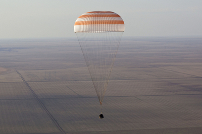 ロシア宇宙船ソユーズが帰還、ISS滞在の飛行士3人乗せ