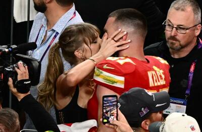 米歌手スウィフトさんとNFLのケルシー選手が結婚、セレブがNYに集結