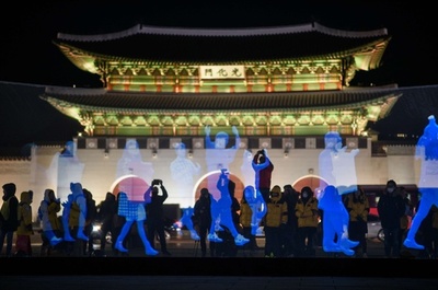 「幽霊」が首都をデモ行進、韓国