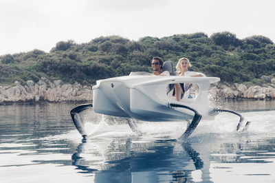 環境に優しい電動水上バイク「Quadrofoil」登場