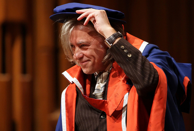 ボブ・ゲドルフ氏、イーストロンドン大学の卒業式で演説