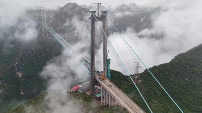動画:「世界一高いつり橋」でキャットウオークを撤去 中国貴州省