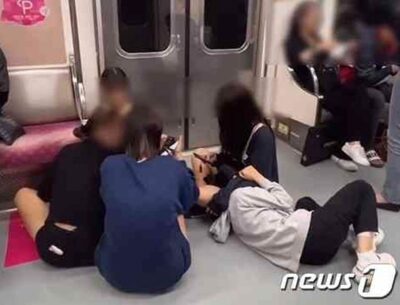 「そこは家か？」ソウル地下鉄の女子中学生、床に寝て化粧、自撮り遊び…ネット上で批判噴出