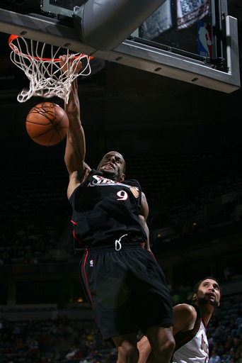 セブンティシクサーズ バックスを降し連敗止める