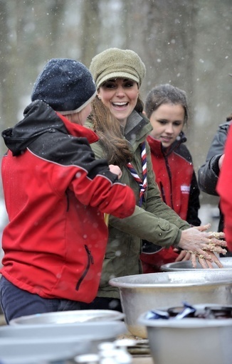 英キャサリン妃、雪のキャンプ場を訪問