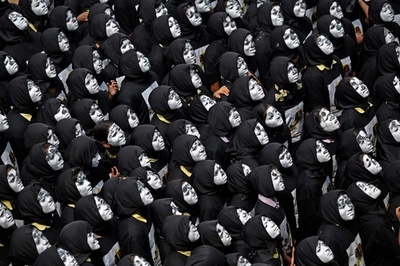 【今日の1枚】顔にペイントして応援、月まで届け インド