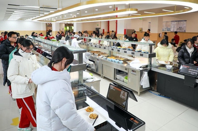 北京市内の全小中学校 2027年末までに校内食堂での給食供給を実現