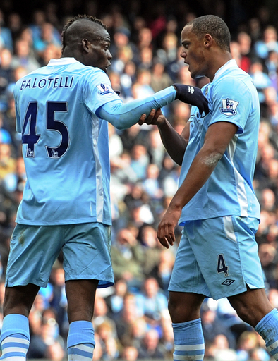 バロテッリに問題行動を謹むよう忠告するデ・ヨング