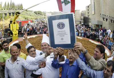イスラエルとの「ギネス対決」でレバノンが雪辱、巨大ひよこ豆料理