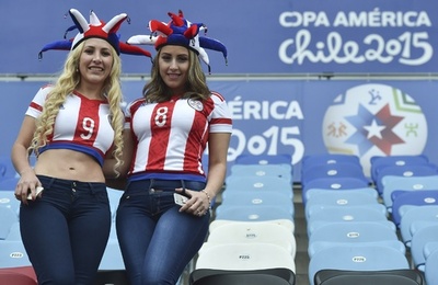 パラグアイ代表の練習に駆けつけた女性ファン、コパ・アメリカ