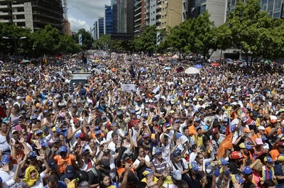 ベネズエラ反政府デモ100日、先行き依然不透明