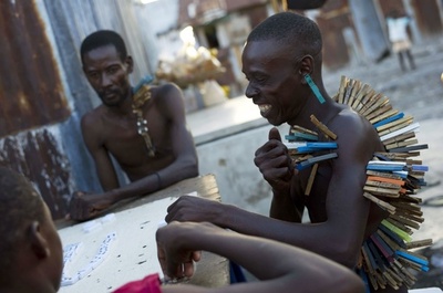 洗濯ばさみで「罰ゲーム」、ハイチ