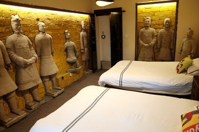 「兵馬俑」に見守られ眠りたい? 西安で人気の民宿
