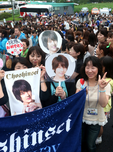 「超新星」のユナク除隊、日本のファンら2000人集合 韓国