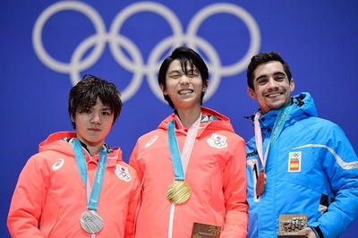 羽生結弦、宇野昌磨がメダル授与式に登場 平昌五輪