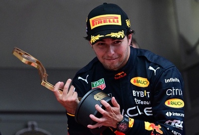 レッドブル、ペレスとの契約を2024年まで延長