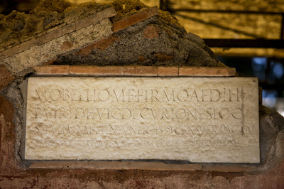 ポンペイ遺跡で発掘調査、硬貨やガラス片など発見 イタリア