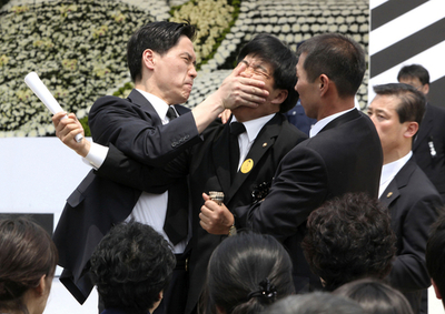 盧前大統領の葬儀、李大統領にブーイング 韓国