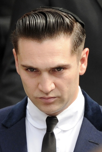 ワインハウスの葬儀、恋人や友人が最後の別れ