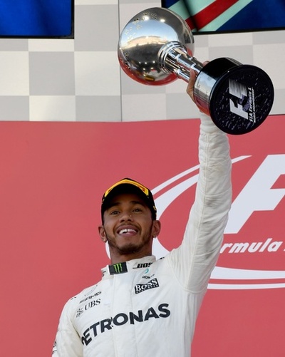 ハミルトンが日本GPでポールトゥウィン、4度目の総合優勝に前進