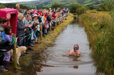 世界泥沼シュノーケリング選手権大会開催 英