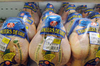 未調理の鶏肉、水洗いで食中毒菌飛散 英当局が警告