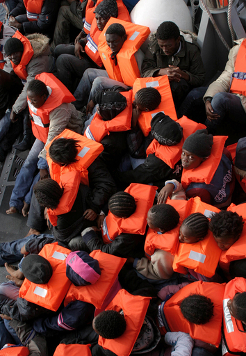 移民希望者を乗せた船がリビア沖で沈没 21人が死亡