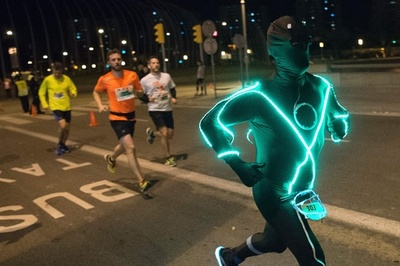スペインのナイトマラソンに「ネオンランナー」