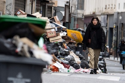 パリのごみ回収業者、スト中断へ