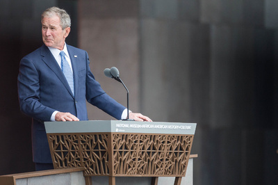 ブッシュ前米大統領、大統領選で「批判票」投じる