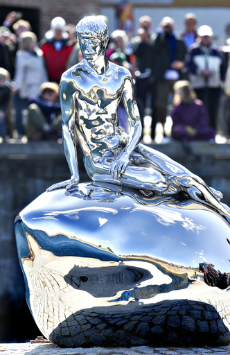 男性版「人魚像」は近未来派？　デンマーク