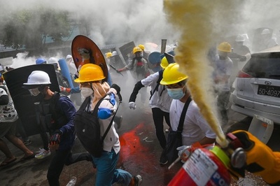 ミャンマーのデモ参加者、10人死亡 治安部隊による武力行使続く