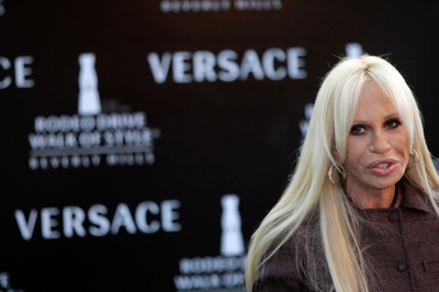 ドナテッラ・ヴェルサーチ、ヒラリー・クリントン上院議員にスカート姿を推進 - ドイツ