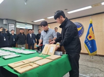「木のまな板」をぱっくり割ってみたら薬物「246万人分」…韓国で摘発