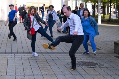 エープリルフールに「バカ歩き」 ハンガリー首都