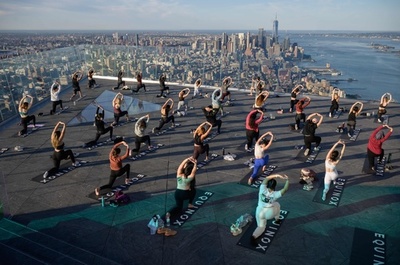 天空に向かってポーズ 西半球一高い屋外展望台でヨガ 米NY