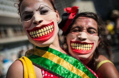 大道芸人が大騒ぎ！リオの「アンジョス・ド・ピカデイロ」