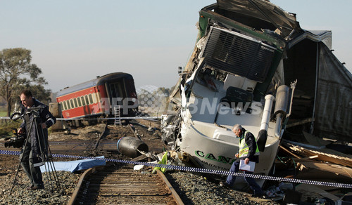列車とトラックの衝突事故 11人の遺体回収作業難航 写真17枚 ファッション ニュースならmode Press Powered By Afpbb News