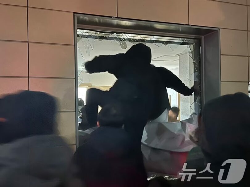 1月19日未明、ユン・ソンニョル(尹錫悦)大統領(当時)の逮捕状が発付された直後、ソウル西部地裁に侵入し騒動を起こす支持者ら(c)news1