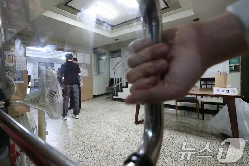 午後10時まで投票時間が延長されたソウル松坡区蚕室7洞第2投票所(c)news1