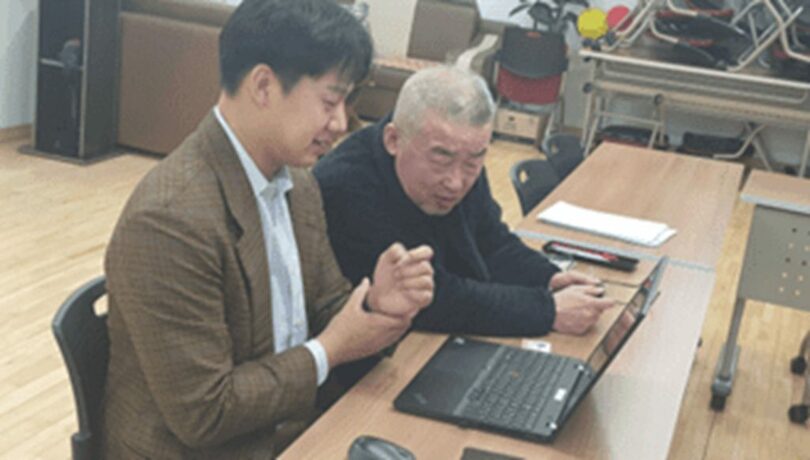 釜山・亀浦市場の商人を対象に、AIなどデジタルに関するカスタマイズ型の教育を支援するLEMONG職員＝LEMONG(c)KOREA WAVE