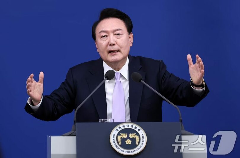 11月7日、記者の質問に答えるユン大統領(c)news1