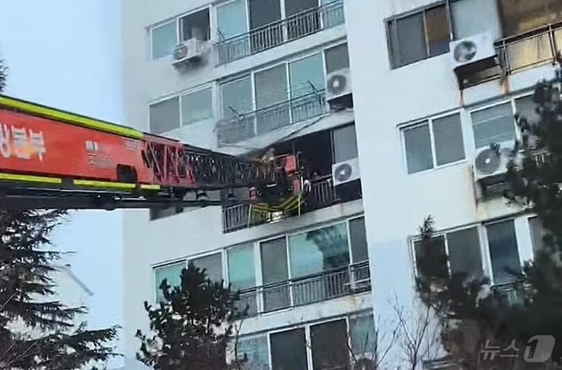 はしご車を使って救助に当たる光陽消防署員＝同署提供(c)news1