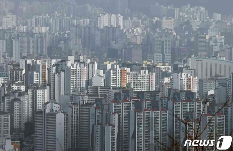ソウル南山タワーから眺めたマンション団地(c)news1