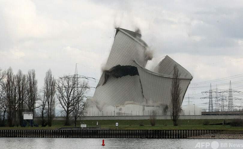 独原発の冷却塔を爆破解体 福島事故受け閉鎖