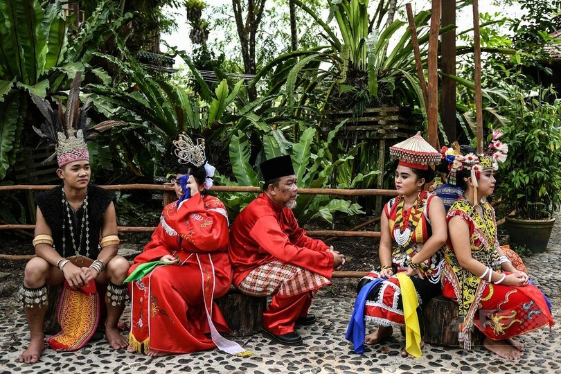 チャールズ英皇太子、ボルネオ島で吹き矢に挑戦